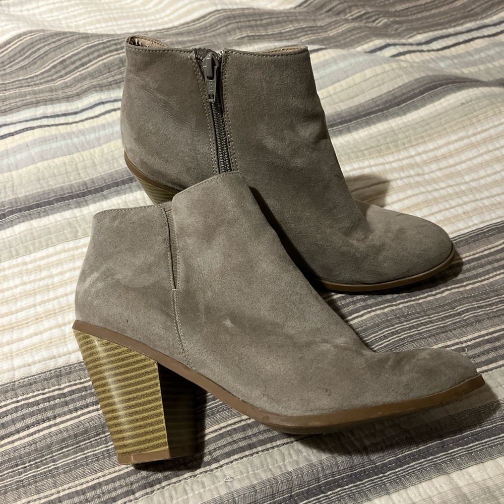 Banana Republic Taupe Suede Ankle Booties. Size 8.5.